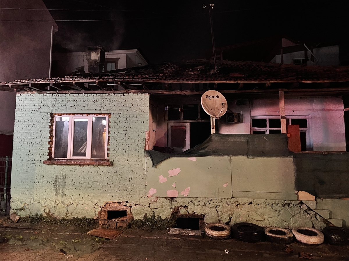 Sakarya'da ahşap ev yandı