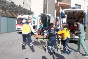 - Çocuklarını kurtarmaya çalışan anne dumandan etkilendi