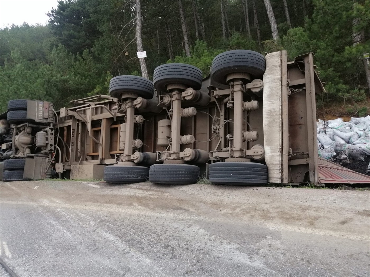 Sakarya'da devrildikten sonra yanan tırda sıkışan sürücüyü vatandaşlar kurtardı