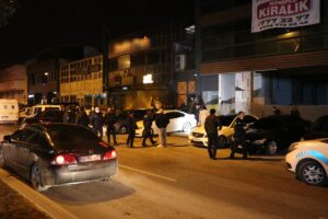 SAKARYA (AA) – Sakarya'da bir eğlence merkezi girişinde çıkan kavgada