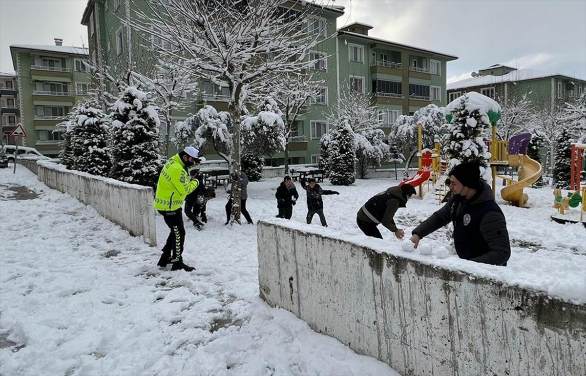 Sakarya'da polisler çocuklarla kar topu oynadı