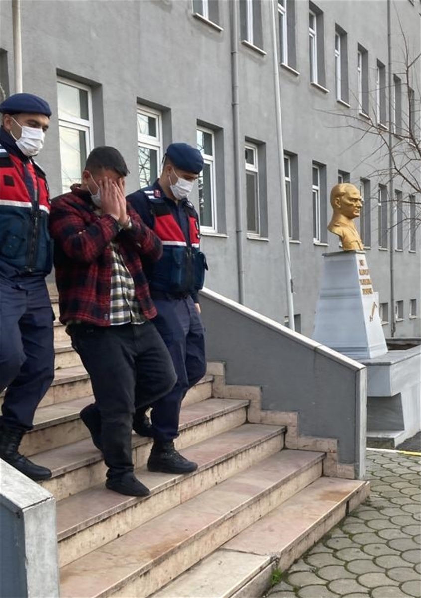 SAKARYA (AA) – Sakarya'nın Hendek ilçesinde yolcu otobüslerinden hırsızlık yaptığı