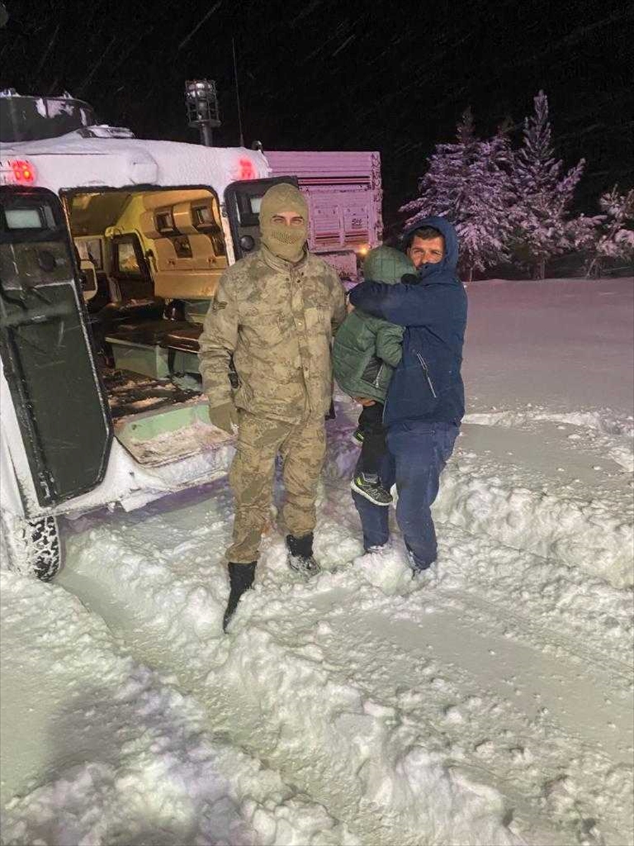 Şanlıurfa'da yolu kardan kapanan köylerdeki hastalara yoğun çabayla ulaşılıyor