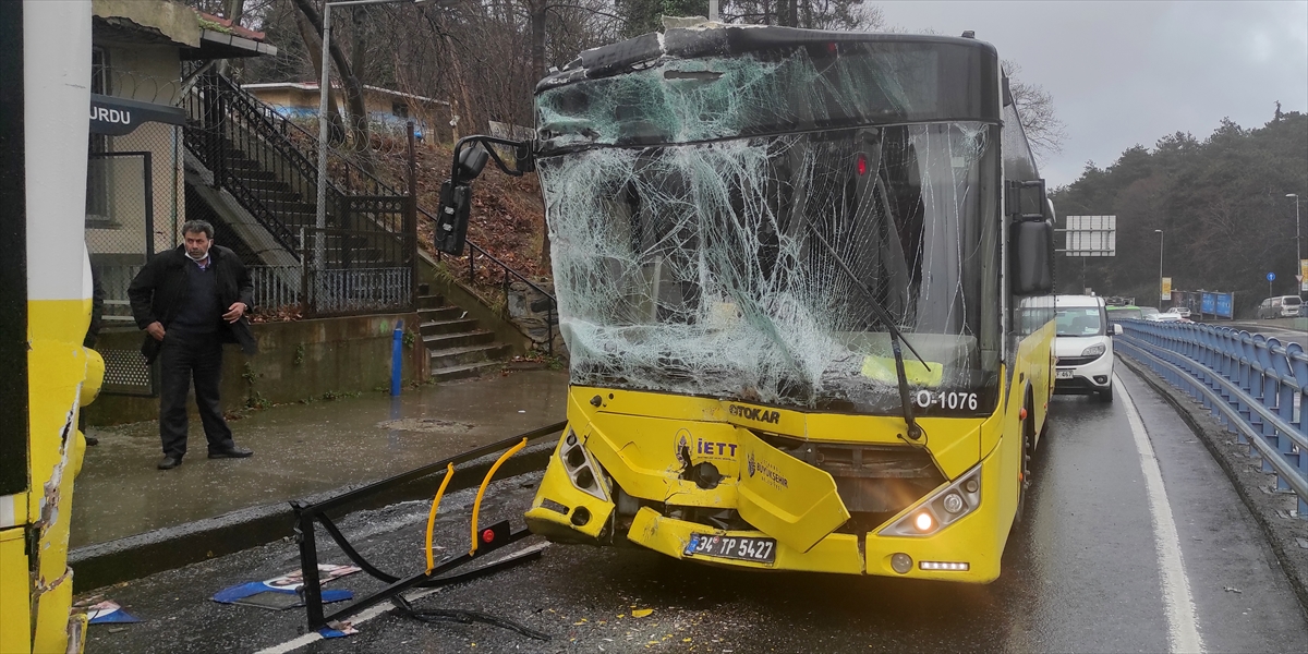 Sarıyer'de iki İETT otobüsünün çarpışması sonucu 3 yolcu yaralandı