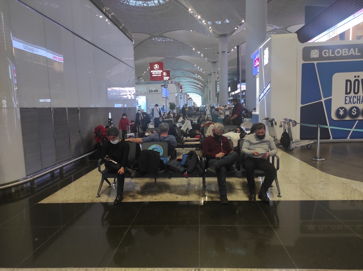 Seferlerin durdurulduğu İstanbul Havalimanı'nda bazı yolcuların bekleyişi sürüyor