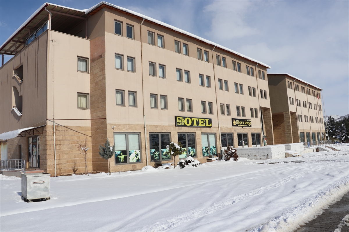 Siirtli hayırsever kar nedeniyle yolda kalan ihtiyaç sahiplerine otelini açtı