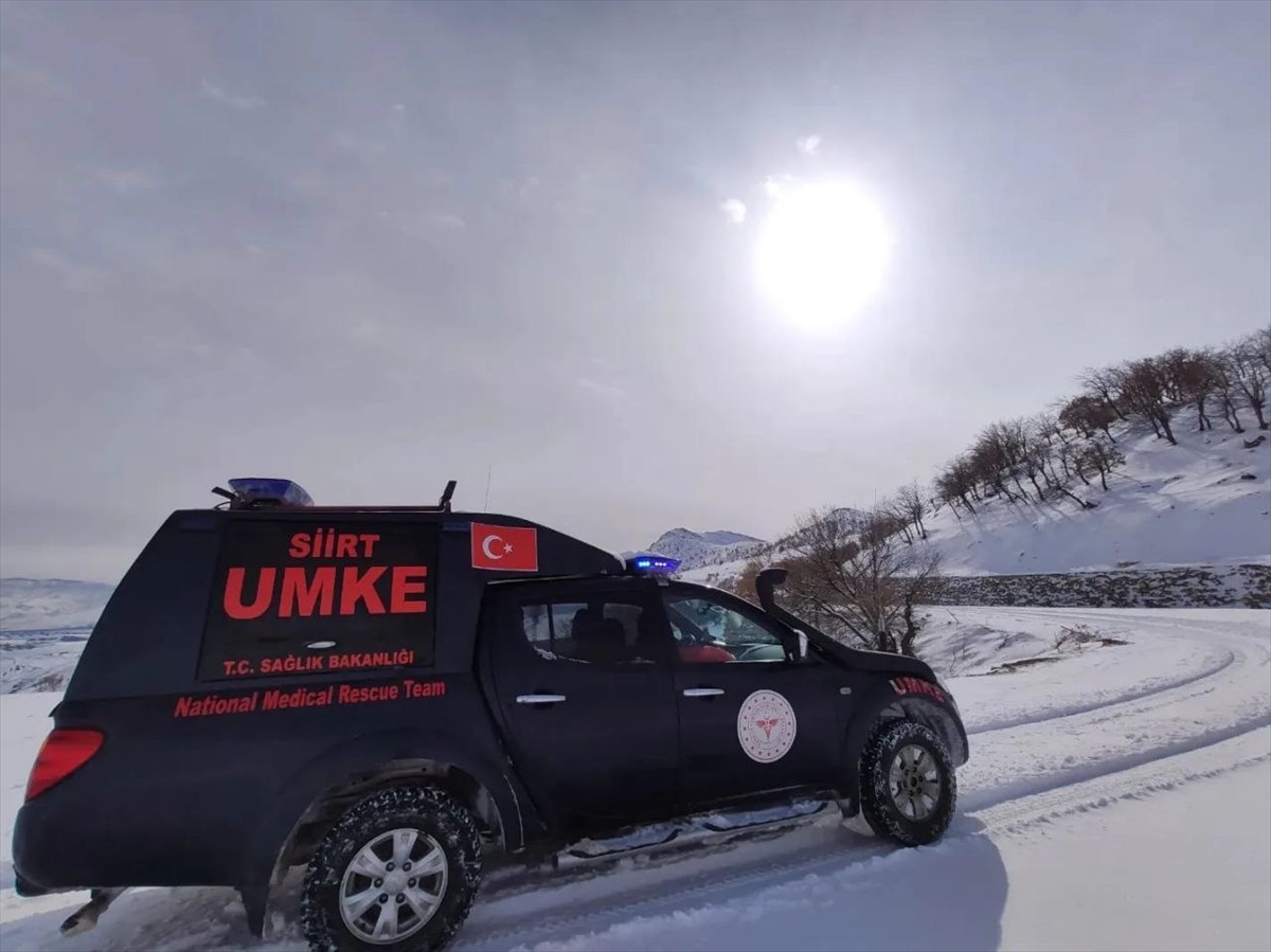 Siirt'te kardan yolu kapanan köydeki kadın hastayı UMKE hastaneye nakletti