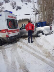 SİİRT (AA) – Siirt'in Pervari ilçesinde yolu kar ve tipiden
