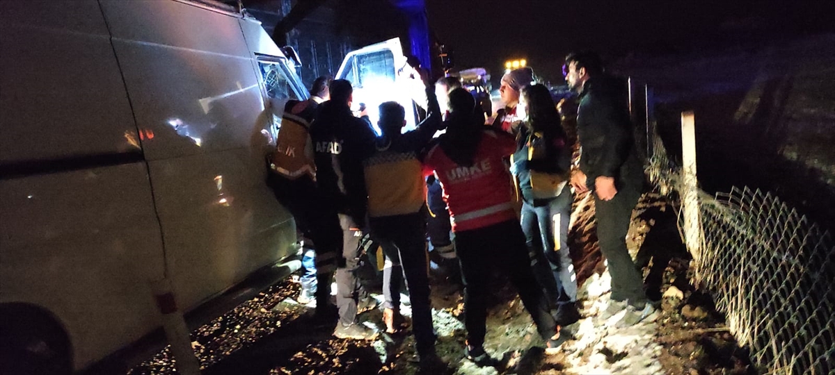 Siirt'te minibüsün tıra çarptığı kazada 2 kişi yaralandı