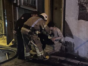 İSTANBUL (AA) – İstanbul'un Şişli ilçesinde yangın çıkan apartman dairesinde