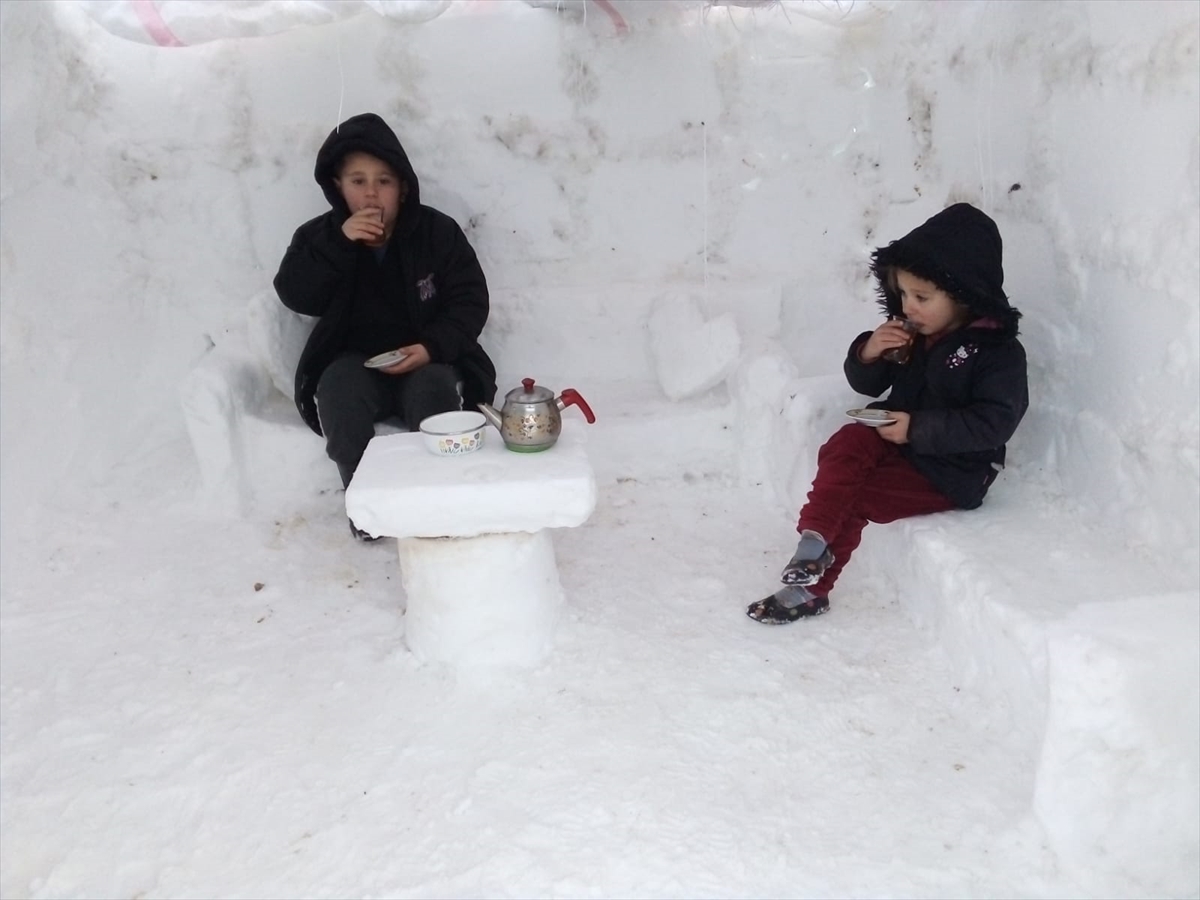 Sivas'ta çocukların kardan yaptıkları “mini evde” çay keyfi