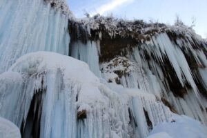 SİVAS (AA) – Sivas'ın Doğanşar ilçesindeki Dipsiz Göl Şelalesi, soğuk