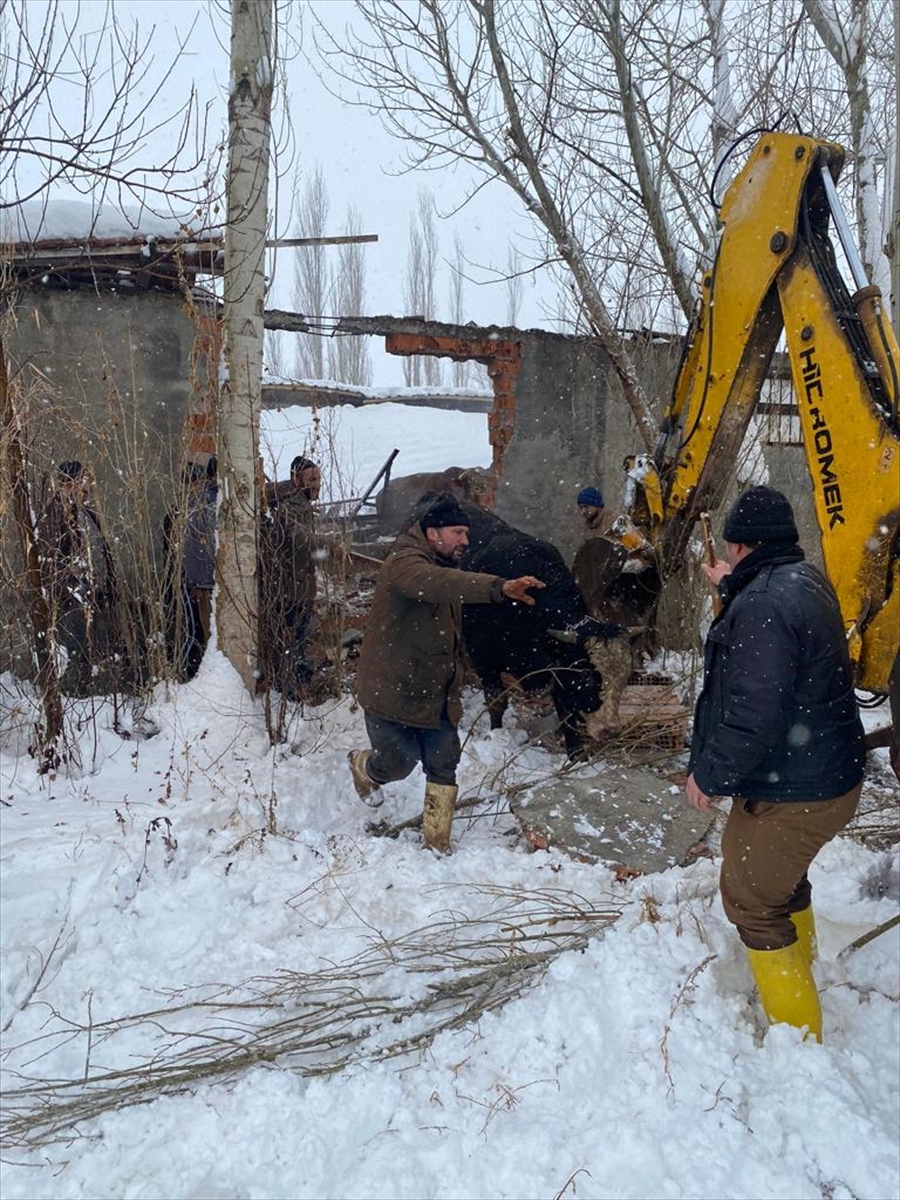 Sivas'ta kar ve tipi nedeniyle araçlarda mahsur kalan 20 kişi kurtarıldı