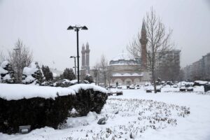 KIRŞEHİR (AA) – Kırşehir ve Sivas'ta kar yağışı etkisini sürdürüyor.