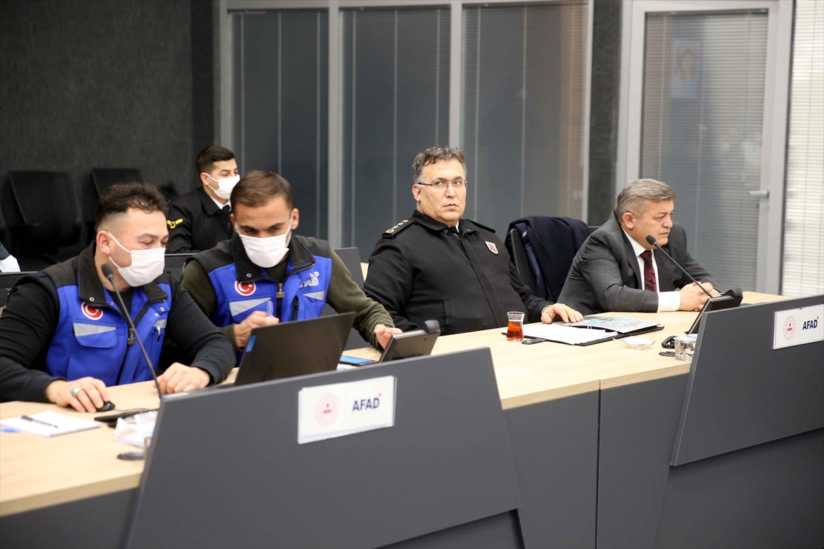 Sivas'ta kar yağışı nedeniyle oluşturulan kriz masasında tedbirler ele alındı