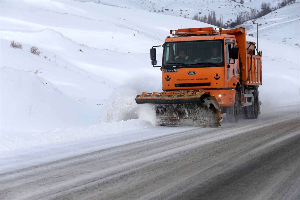 Sivas'ta kardan kapanan 470 köy yolunda ulaşım sağlanamıyor