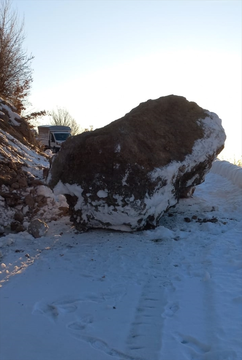 Sivas'ta yamaçtan düşen kaya nedeniyle kapanan köy yolu ulaşıma açıldı