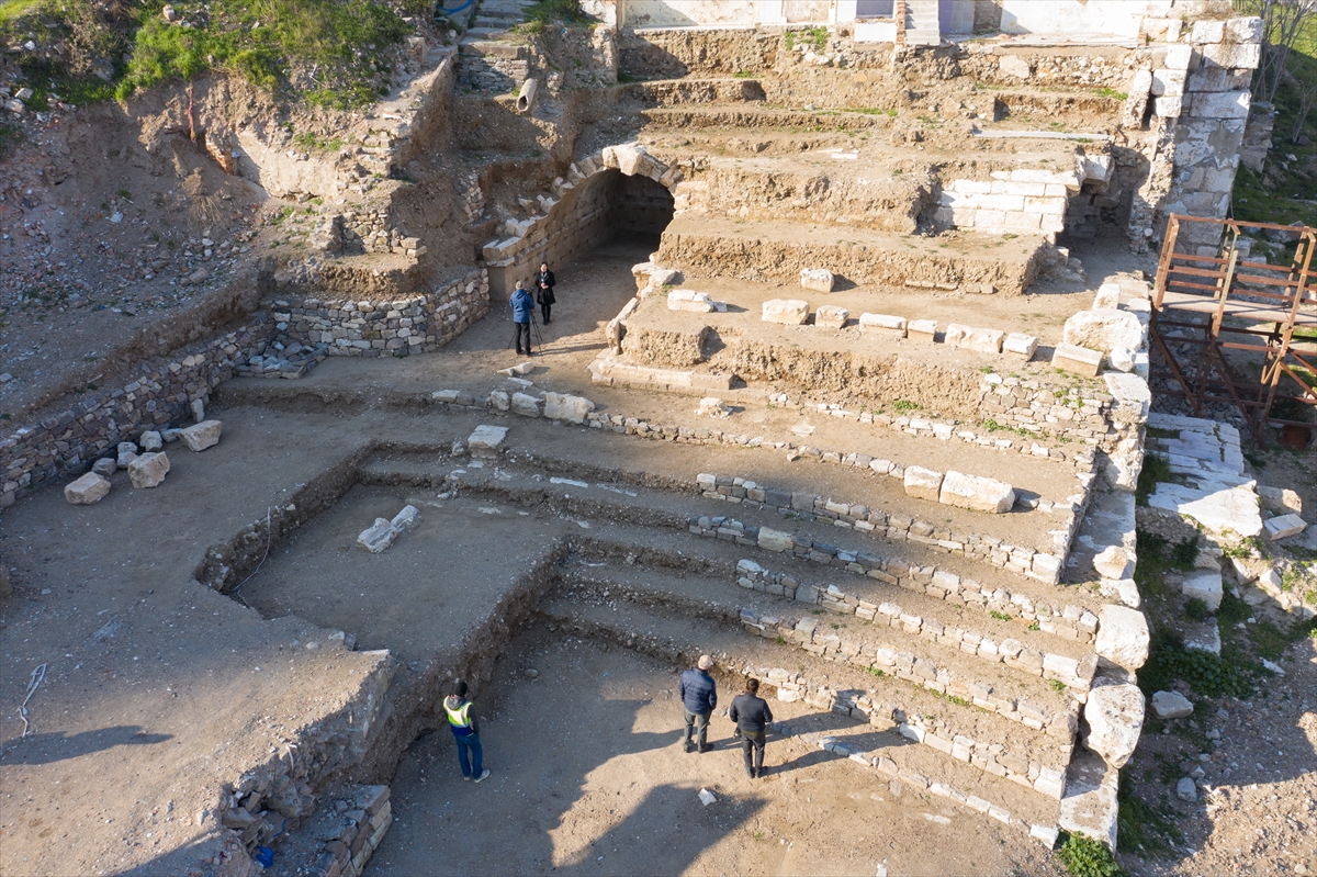 Smyrna Tiyatrosu'nda antik tuvaletin ardından antik geçit bulundu