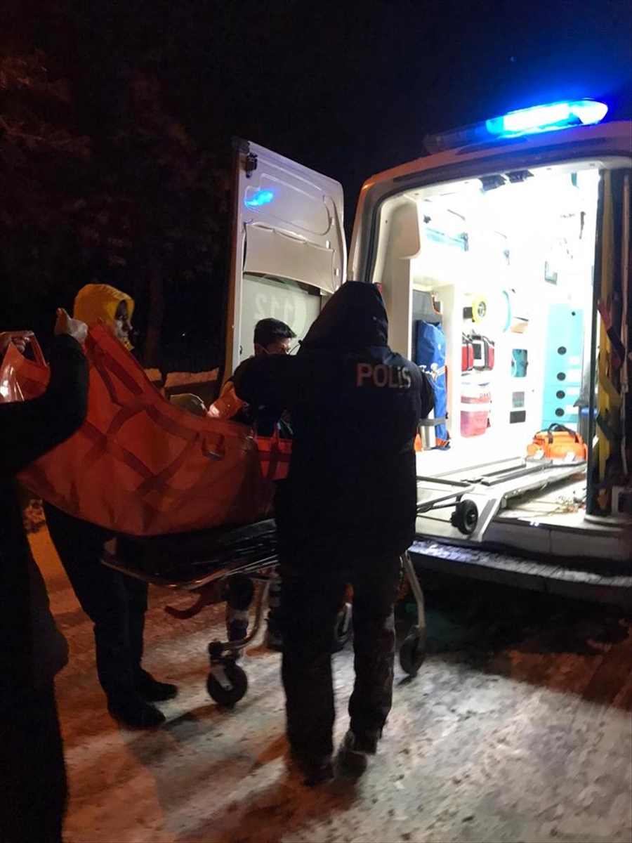 Sobadan zehirlenen kişiyi polisler ambulansa taşıdı