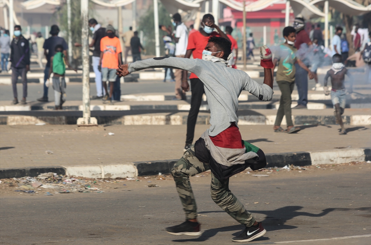 Sudan polisi, sivil yönetim için Cumhurbaşkanlığı Sarayı’na yürüyen göstericileri dağıttı