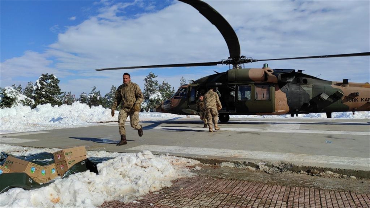 TAG Otoyolu'nda kalan vatandaşlara helikopterle yiyecek ulaştırıldı