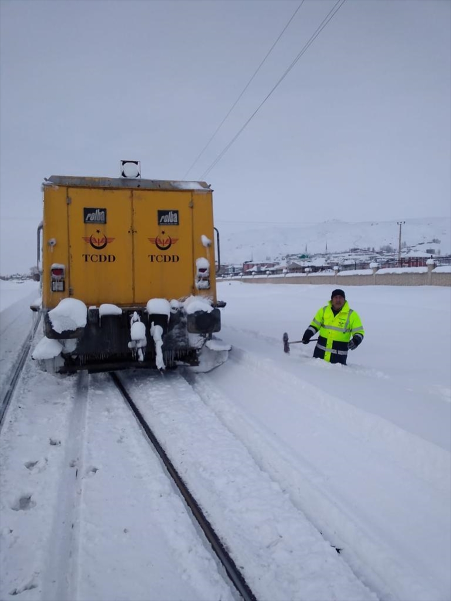 TCDD ekipleri, demir yolu taşımacılığının aksamaması için teyakkuza geçti