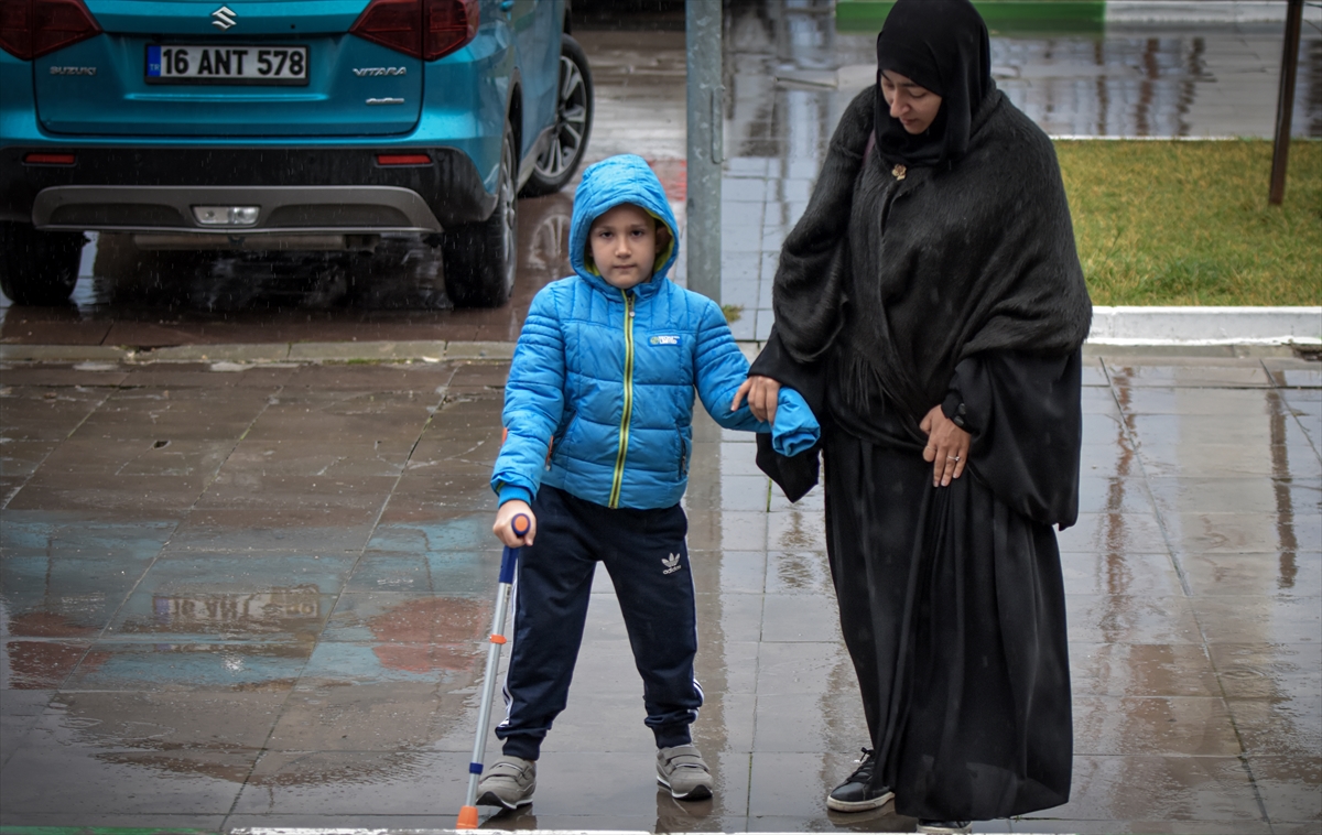 Tek koluyla tutunduğu hayatını yüzme değiştirdi