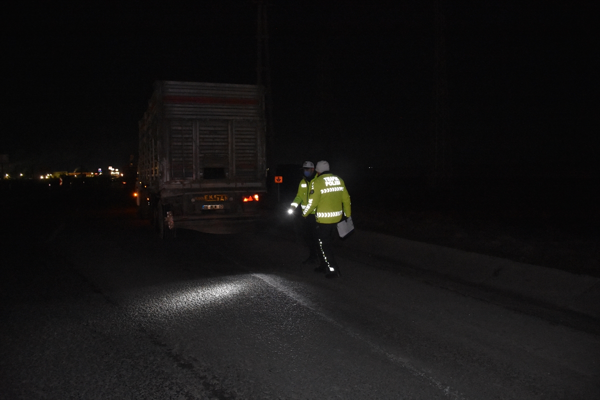 Tekirdağ'da tıra arkadan çarpan otomobildeki 2 kişi öldü, 1 kişi yaralandı