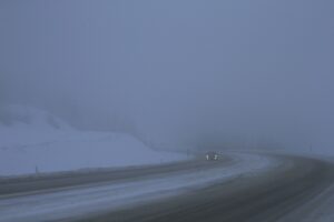 TOKAT (AA) – Tokat-Sivas kara yolunda sis, ulaşımı olumsuz etkiliyor.