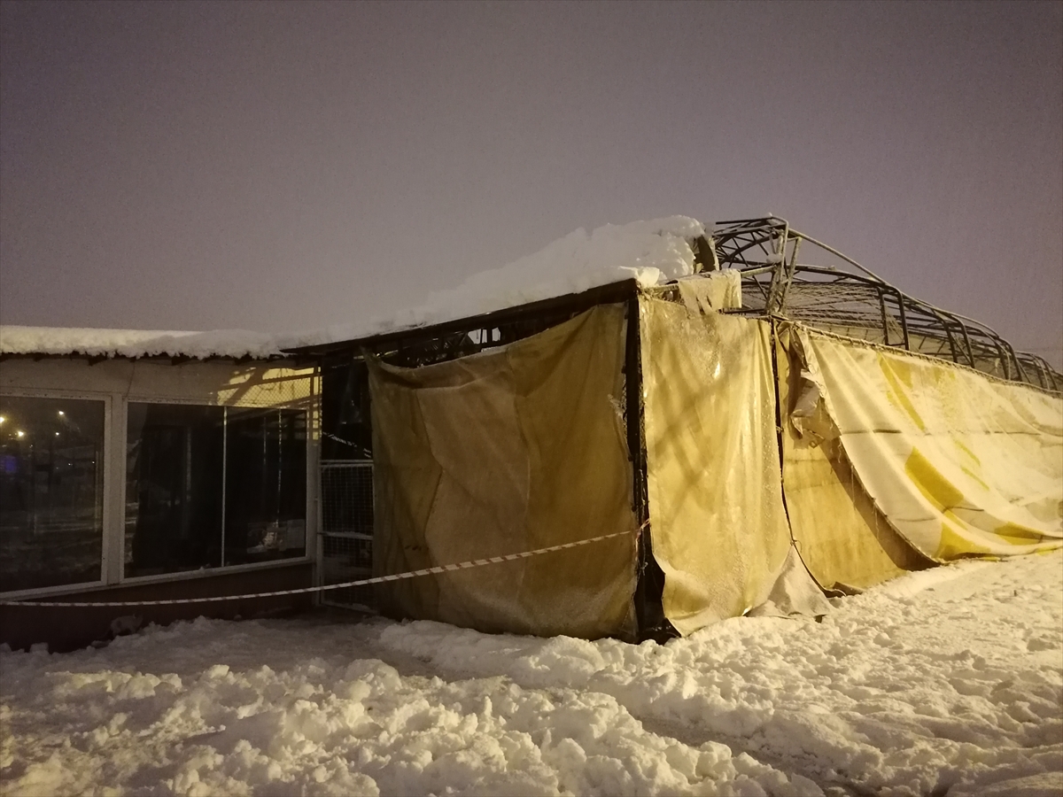 Tokat'ta yoğun kar yağışı nedeniyle halı sahanın çatısı çöktü