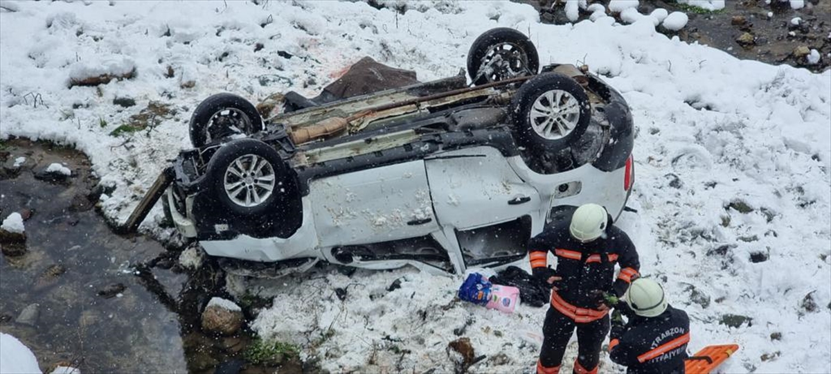 Trabzon'da otomobilin dereye yuvarlandığı kazada baba öldü, oğlu yaralandı