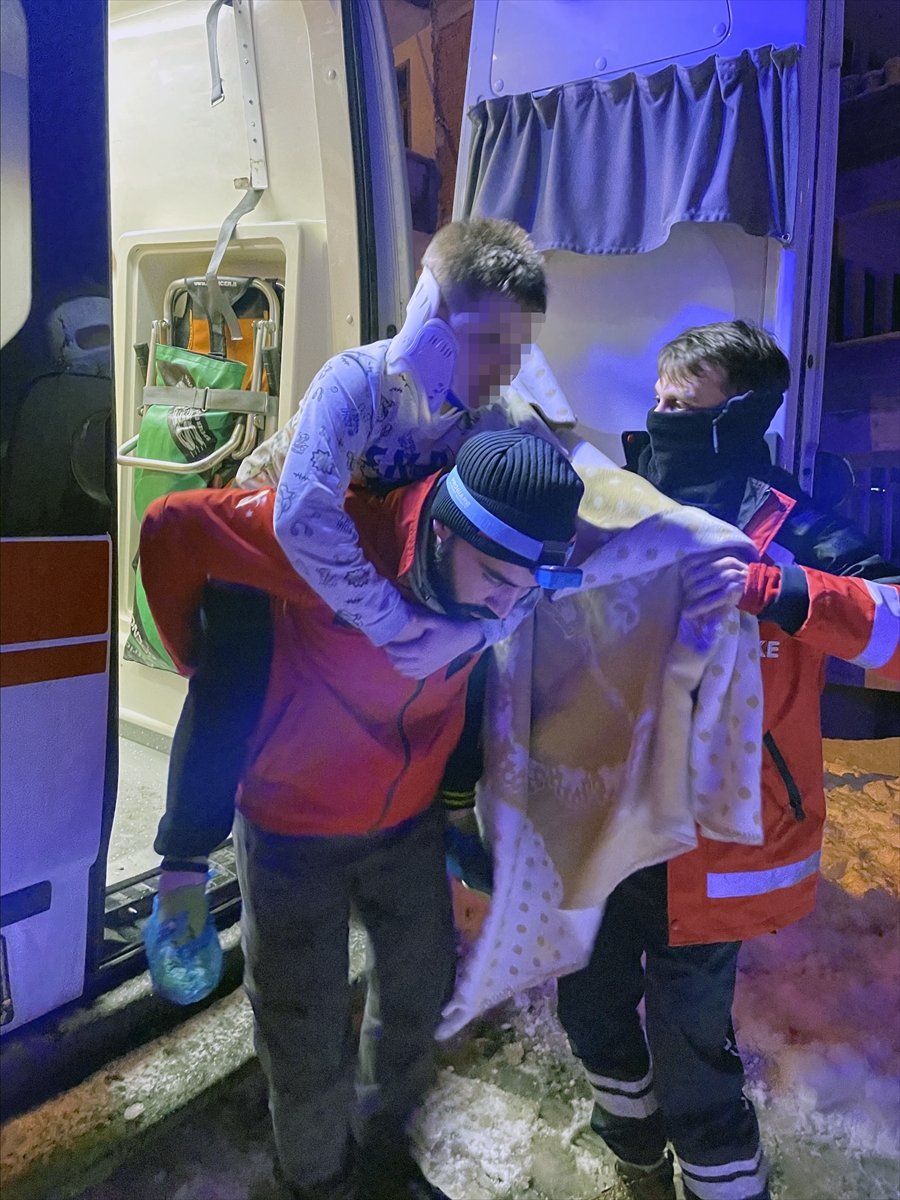 Trabzon'da rahatsızlanan çocuğu sağlık personeli ambulansa kadar sırtında taşıdı