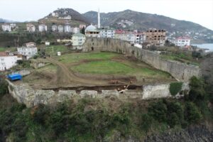 TRABZON (AA) – Trabzon'un Akçaabat ilçesindeki Akçakale Kalesi'nde sürdürülen arkeolojik