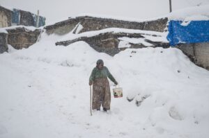 - Tek katlı evlerin kısmen kara gömüldüğü ilçede çok sayıda