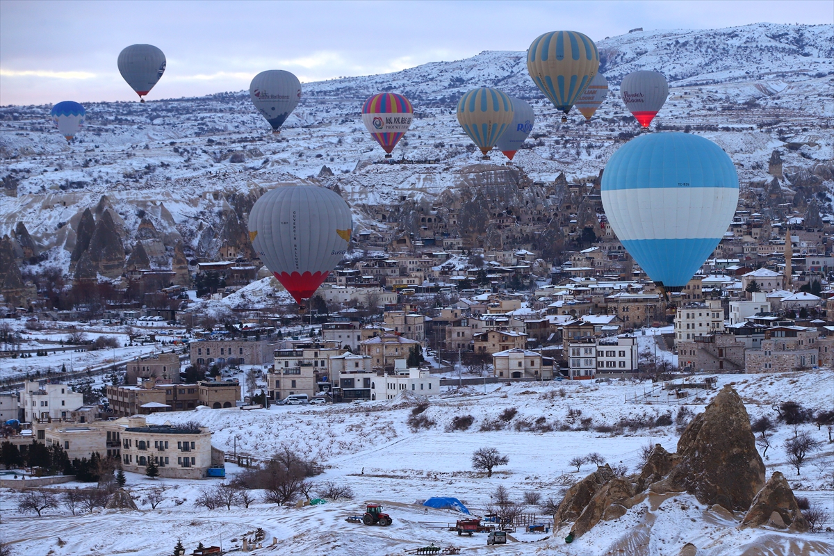 Turistler beyaza bürünen Kapadokya'yı gökyüzünden keşfediyor