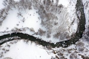 IĞDIR (AA) – Iğdır'daki Üçkaya Vadisi, kar yağışıyla beyaza büründü.