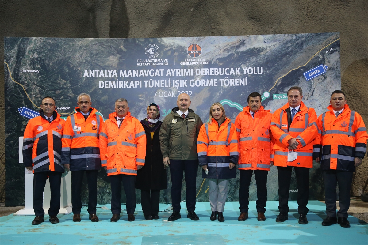 Ulaştırma ve Altyapı Bakanı Karaismailoğlu, Demirkapı Tüneli ışık görme törenine katıldı:
