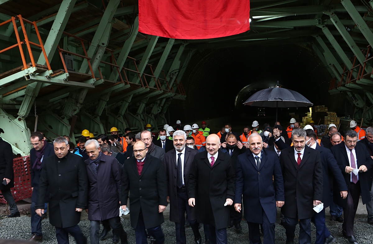 Ulaştırma ve Altyapı Bakanı Karaismailoğlu, Trabzon'da incelemelerde bulundu