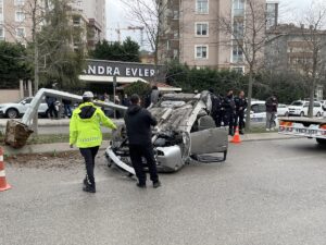 İSTANBUL (AA) – Ümraniye’de takla atan otomobilde sıkışan sürücü yaralandı.