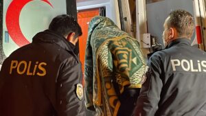 İSTANBUL (AA) – Üsküdar'da bir evin çatısında çıkan yangın itfaiye