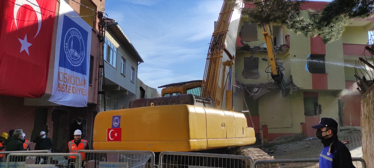 Üsküdar'da risk taşıyan binaların yıkımına devam ediliyor
