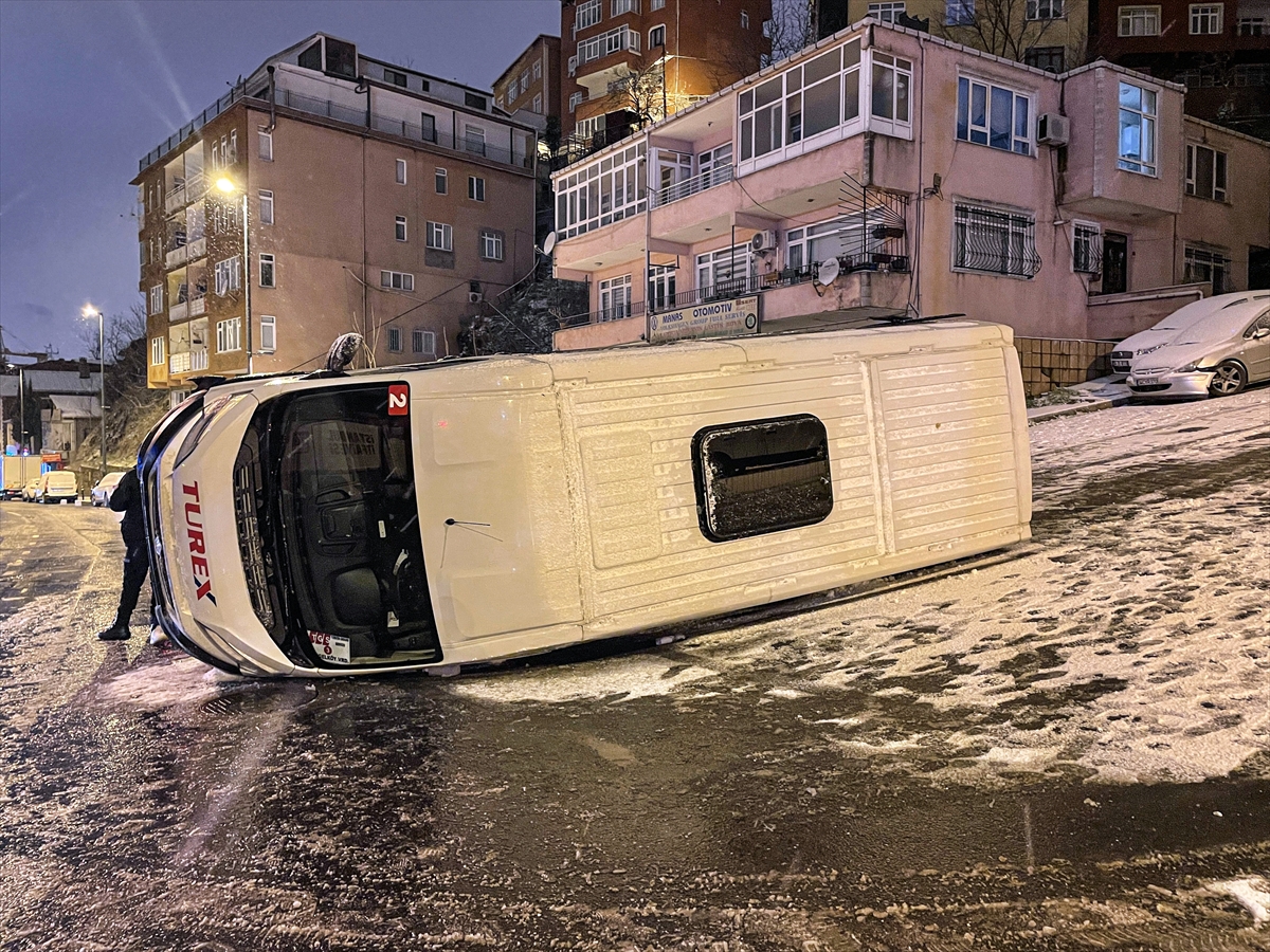 Üsküdar'da servis minibüsü kar yağışından dolayı devrildi