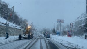 VAN (AA) – Van-Çatak kara yolu olumsuz hava koşulları nedeniyle