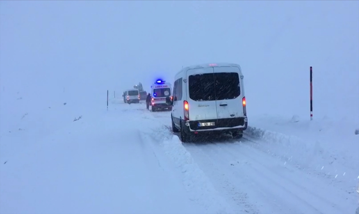 Van'da ekipler yolu kardan kapanan mahalledeki hamile kadın için seferber oldu
