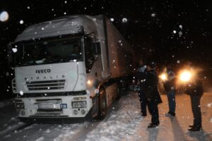 VAN (AA) – Van'ın Çaldıran Belediyesi ekipleri, kar yağışı ve