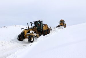 VAN (AA) – Van'da karla mücadele ekipleri, olumsuz hava koşulları