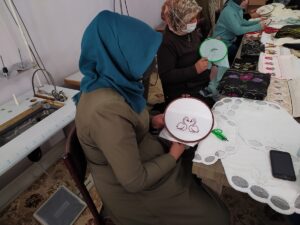 VAN (AA) – Van'ın Özalp ilçesinde açılan kursa katılan kadınlar,