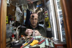 İSTANBUL (AA) -KAAN BOZDOĞAN- Kapalıçarşı'nın en küçük dükkanında 23 yıldır