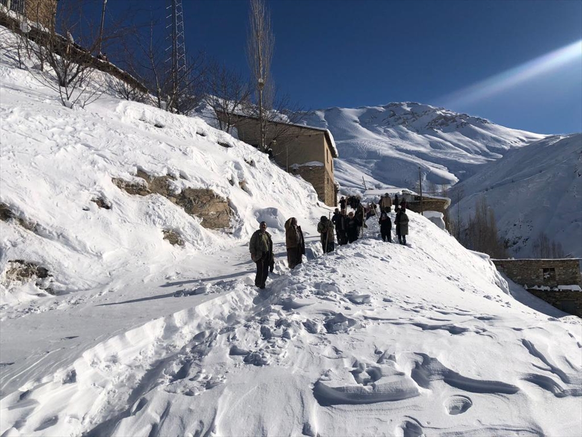 Yolu kardan kapalı köydeki hamile kadın ambulans helikopterle hastaneye götürüldü