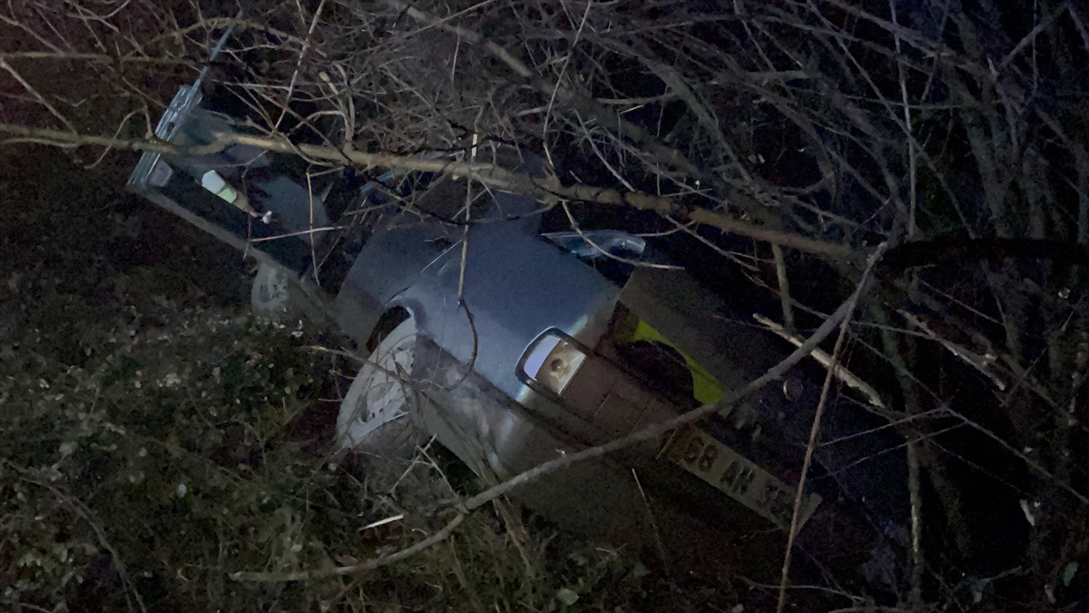 Zonguldak'ta polisten kaçan otomobilin devrilmesi sonucu 3 kişi yaralandı